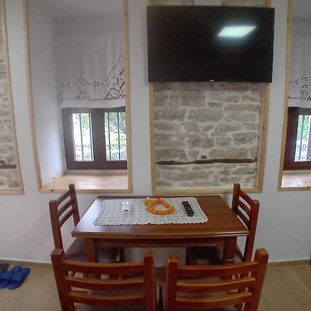 Arpet Guesthouse Гирокастра Экстерьер фото