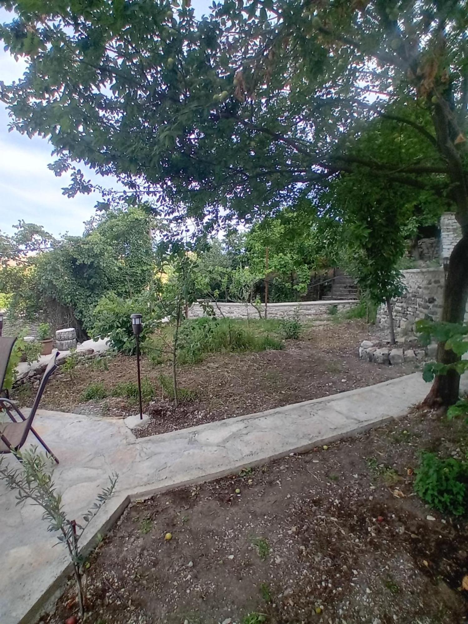 Arpet Guesthouse Гирокастра Экстерьер фото