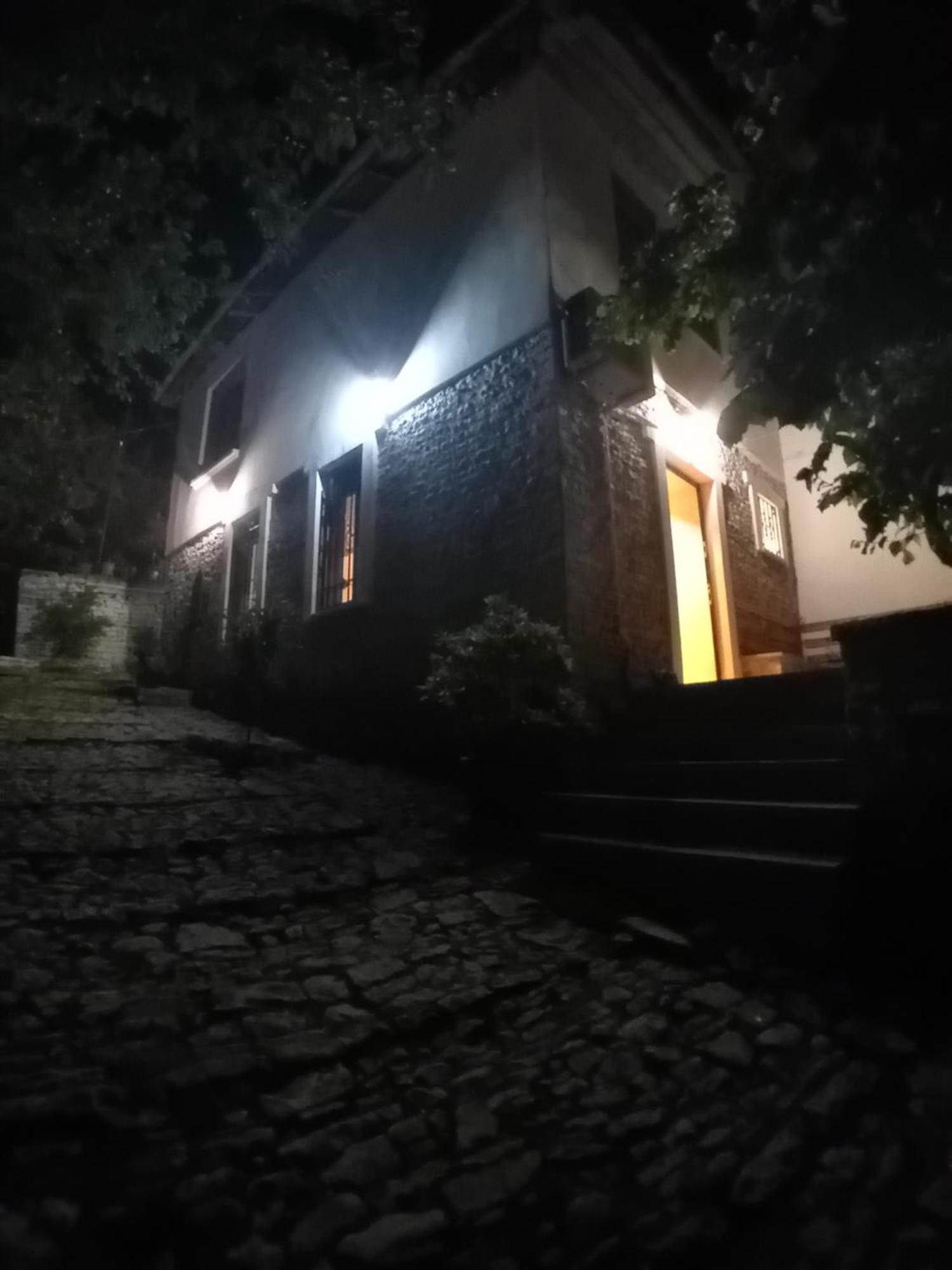 Arpet Guesthouse Гирокастра Экстерьер фото